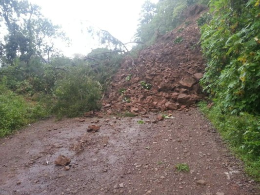 Derrumbe deja incomunicado el sur de Lempira