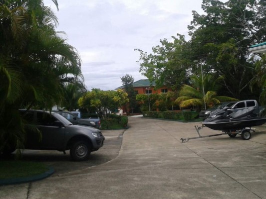Una de las viviendas en el complejo ubicado a la orilla de la playa en Omoa, Cortés.