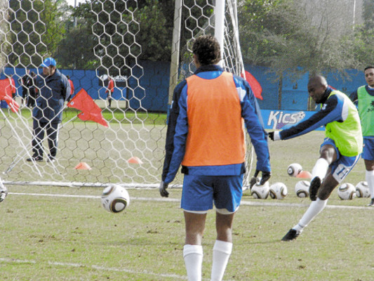 Carlos plummer ya está con el grupo en EUA