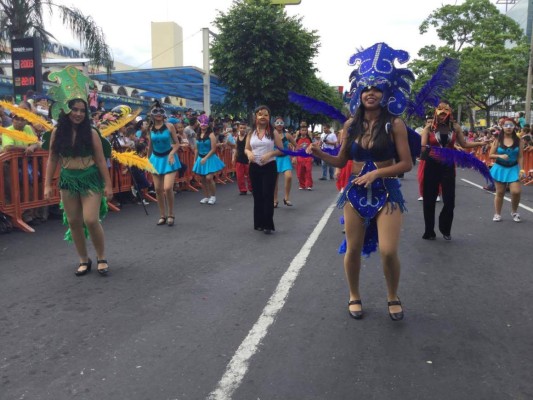 Las bellas chicas en el desfile de la Feria Juniana