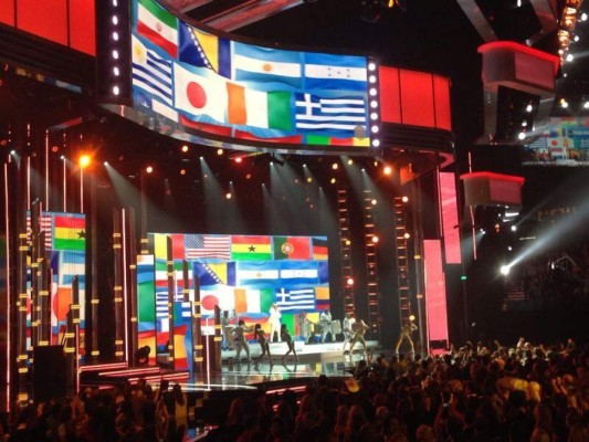 Shakira le da un apasionado beso a Piqué en los Billboards