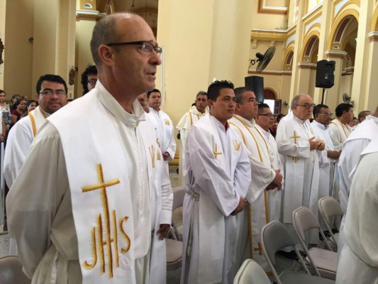 Sampedranos abarrotan la catedral en la Misa Crismal