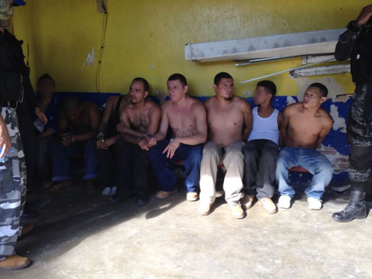 Detienen a ocho pandilleros con armas y chaleco antibalas en San Pedro Sula