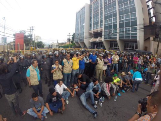 Bloquean paso a indignados en huelga de hambre