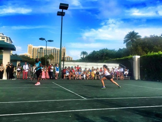 Maity Interiano juega tenis con Serena Williams