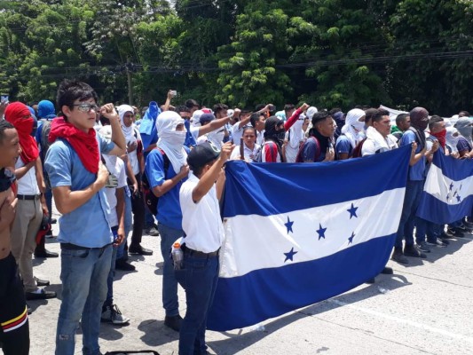 Desalojan estudiantes que realizaban protestas por bono estudiantil
