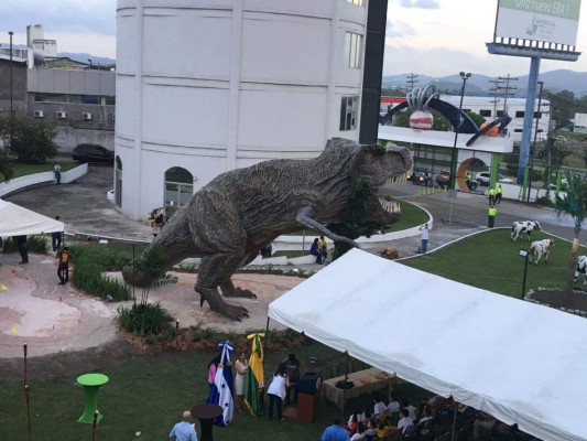 Impresionante tiranosaurio rex en el museo Pequeño de Sula de SPS