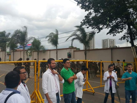 Médicos internos protestan demandando pago beca
