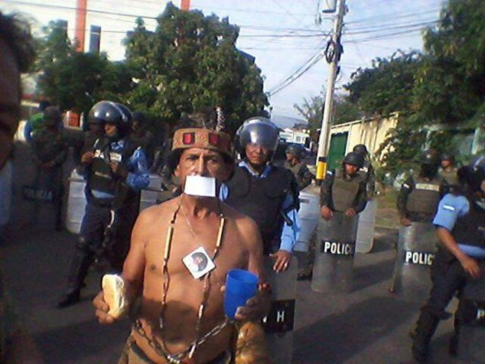 Protestan en Conatel por sanción a canal Globo TV