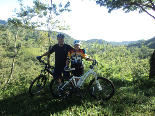 Dejó el casco de la Enee por el de ciclista