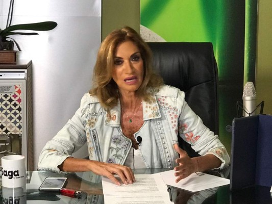 Adela Micha interrumpe su cobertura tras el terremoto para anunciar la muerte de hermano