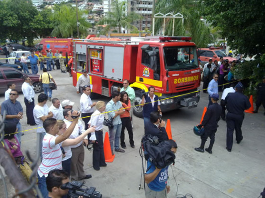 Cae muro perimetral sobre una veintena de autos