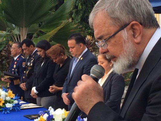 Rinden tributo a la Bandera Nacional en el inicio del mes patrio