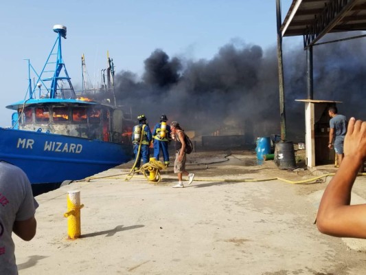 Embarcación pesquera se incendia en Roatán; una persona resulta herida