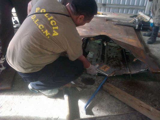 Barco traía 700 kilos de cocaína en láminas