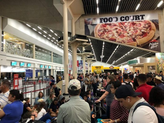 Paro obliga a viajeros a madrugar para no perder sus vuelos