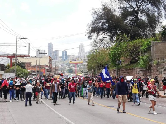 Fuertes enfrentamientos entre manifestantes y policías en Tegucigalpa