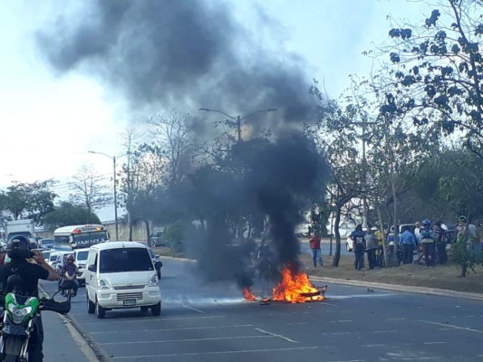 Un motociclista muere al impactar en la parte trasera de un cabezal