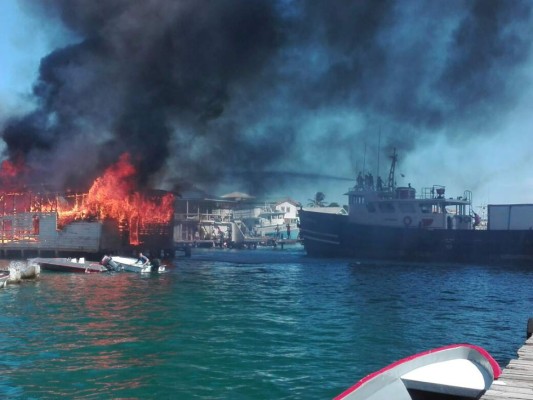 Incendio consume edificio en Guanaja