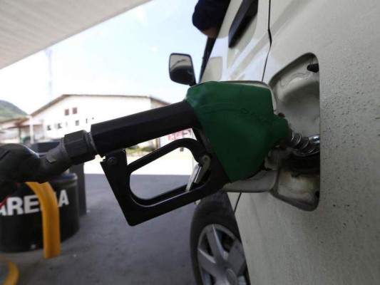 Gasolinas superior y regular subirán más de L1; diésel sigue a la baja