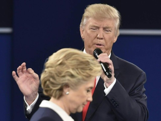Momentos que marcaron el segundo debate entre Clinton y Trump