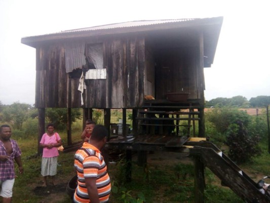 Rayo mata a una mujer cuando esperaba transporte junto a sus hijos en Gracias a Dios