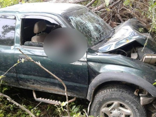 Mueren dos personas al caer auto a un abismo en Salamá, Olancho