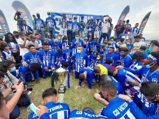 Victoria regresa a Primera División cinco años después tras vencer 5-0 en el global al Pinares