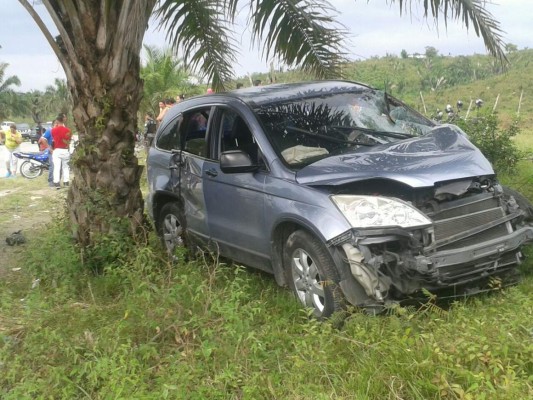 This frame grab taken from video received by AFPTV from a witness on February 2, 2018 shows an injured person (R) lying on the ground after a van (L) caught fire and ploughed into pedestrians on a crowded pavement outside a Starbucks in Shanghai.The incident occurred at People's Park in the heart of the city during morning rush hour, when crowds of people would have been on their way to work. / AFP PHOTO / AFPTV / Handout / -----EDITORS NOTE --- RESTRICTED TO EDITORIAL USE - MANDATORY CREDIT 'AFP PHOTO / AFPTV' - NO MARKETING - NO ADVERTISING CAMPAIGNS - DISTRIBUTED AS A SERVICE TO CLIENTS - NO ARCHIVES