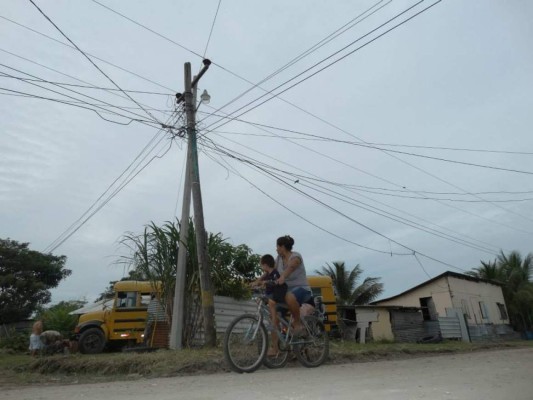 Cambian red eléctrica en barrio de Puerto Cortés