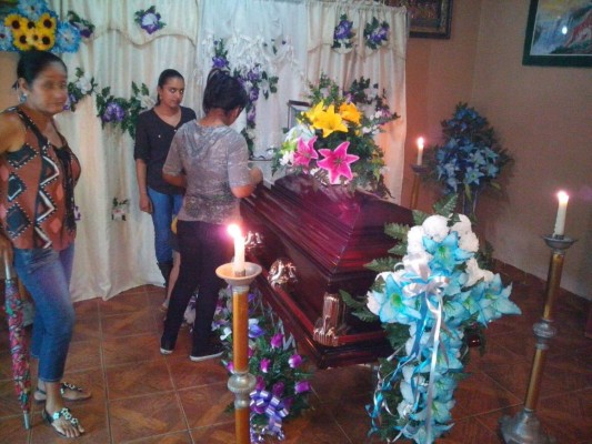 Los restos de Alex Adán Montes Bobadilla fueron velados en la casa de su madre en la comunidad de Francia, Limón.