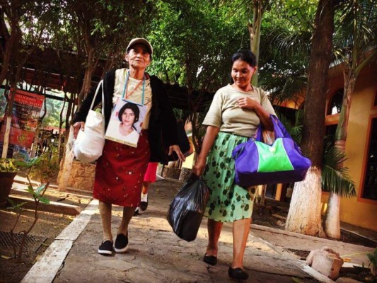 Madres hondureñas caminan por México en busca de sus hijos