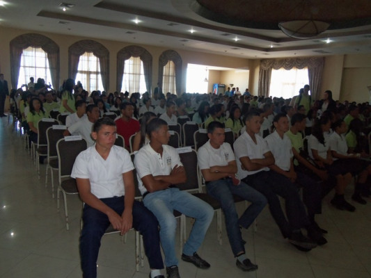 Capacitan a profesores y estudiantes de Tela
