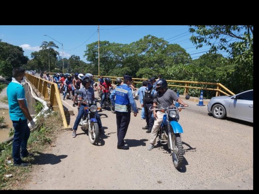 Ceibeños desafían toque de queda y provocan congestionamiento vial en las salidas