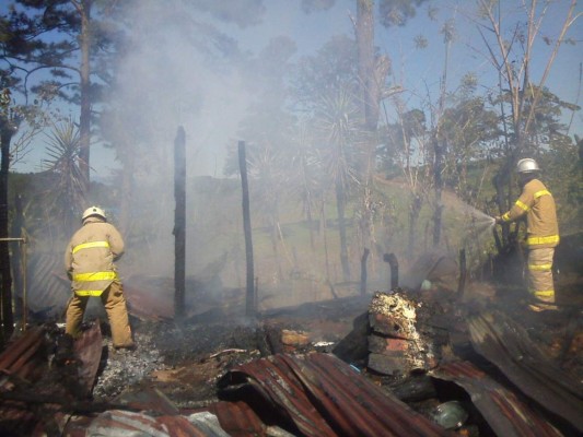 Incendio deja a una familia sin vivienda en Santa Cruz de Yojoa