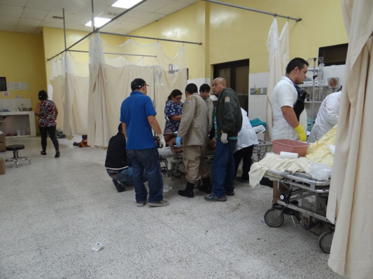 Accidente deja dos muertos y 14 heridos