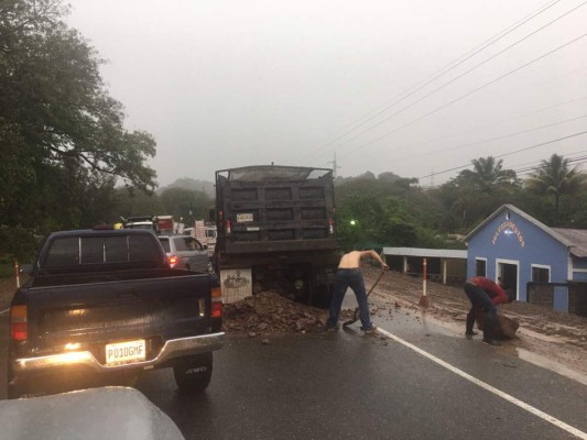 Caos vehicular en el Lago de Yojoa por incidente de volqueta