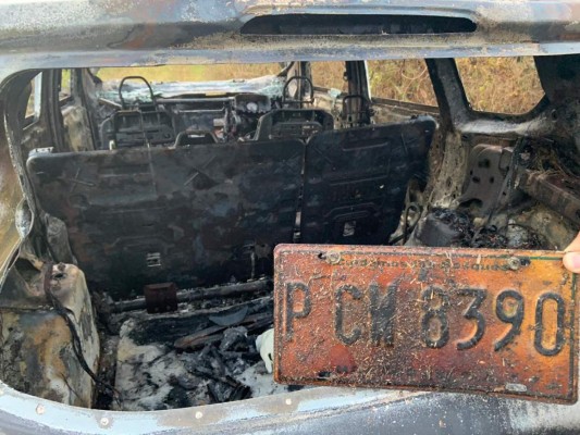 Sospechan que calcinado dentro de camioneta es un vendedor de carros