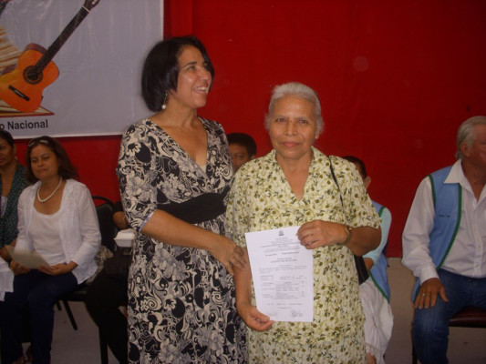 Estudiantes de Tela alfabetizaron a 1,039 adultos