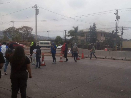 Policía y universitarios se enfrentan frente a la Unah