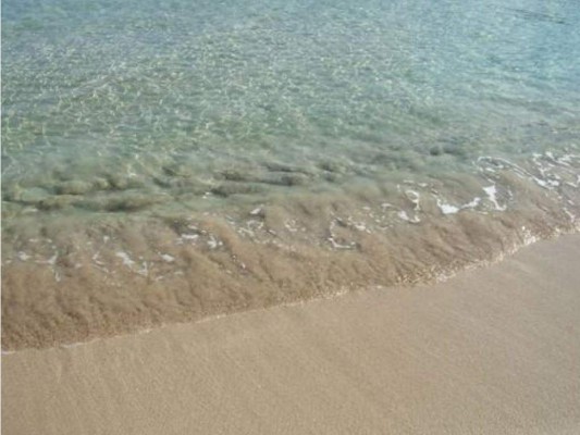 Un hombre se ahoga en un hoyo que cavó en la arena en una playa de Francia