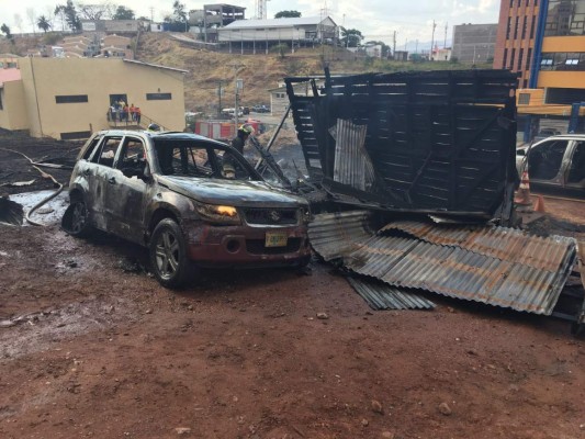 Incendio consume dos vehículos en Tegucigalpa