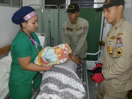 Mujer da a luz asistida por bomberos en Santa Bárbara