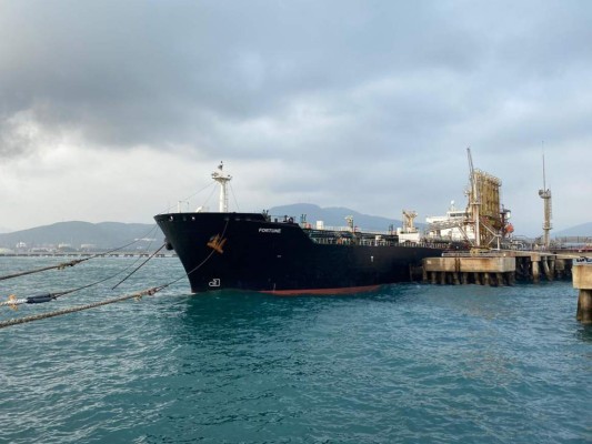 Tercer buque iraní llega a Venezuela y es escoltado por la Armada