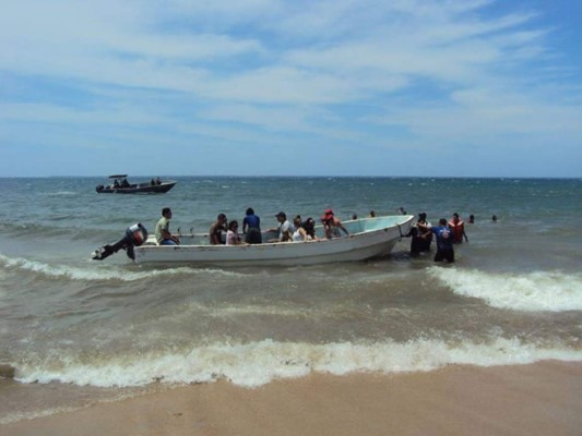 Rescatan a 13 personas que naufragaron en las aguas de Trujillo