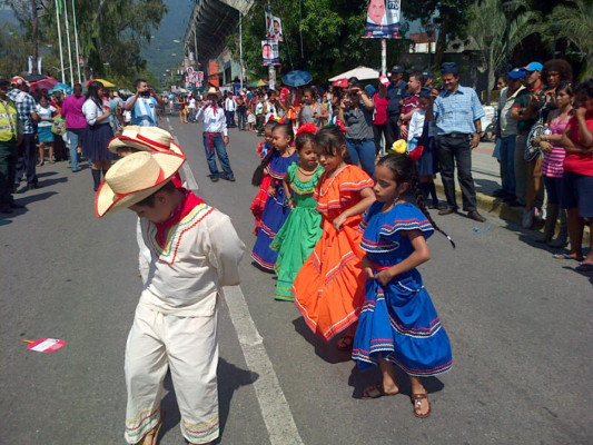 Escolares de San Pedro Sula rinden homenaje a Honduras en desfiles