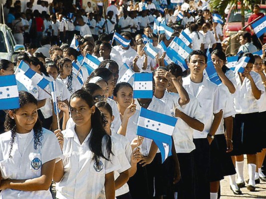 Emotivo desfile en inicio de las fiestas patrias