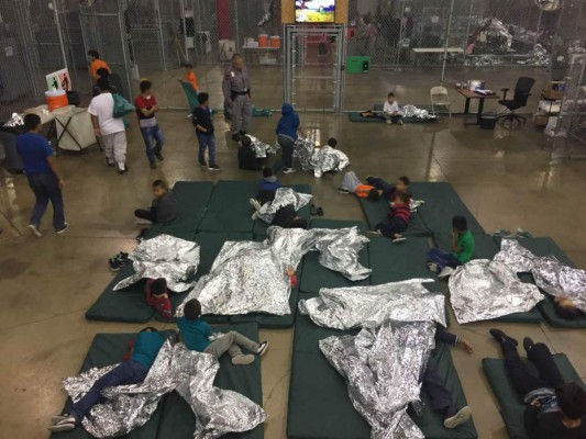 Tribunal en EEUU ordena que niños migrantes detenidos tengan jabón y camas