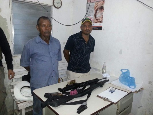 En allanamientos capturan a padre e hijo con varias armas prohibidas en Trujillo