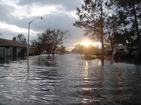 Potente tormenta causa destrozos en Nueva Orleans